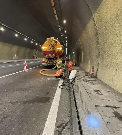 石河子隧道排水渠清淤